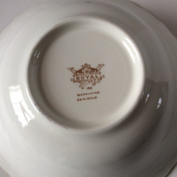 Vintage Floral Serving Bowl Royal China Scalloped Edges 22k Gold Rim Large - Picture 4 of 4